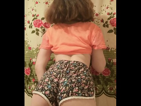 ❤️ Babe żagħżugħa sexy tqaxxir ix-xorts tagħha fuq il-kamera ❌ Vidjow tas-sess f'mt.teencumpot.ru